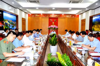 Đồng chí Trần Cẩm Tú, Ủy viên Bộ Chính trị, Bí thư Trung ương Đảng, Chủ nhiệm Ủy ban Kiểm tra Trung ương làm việc với Ban Thường vụ Tỉnh ủy Lào Cai. (Ảnh: QUỐC HỒNG) 