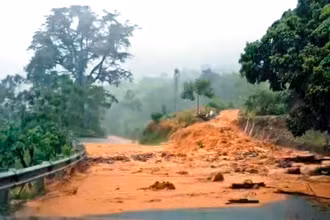 Mưa lớn, kéo dài gây ách tắc giao thông ở huyện vùng cao Mường Khương, tỉnh Lào Cai. (Ảnh: TL)