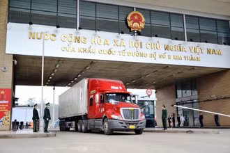 Thông quan hàng hóa xuất, nhập khẩu qua Cửa khẩu đường bộ Kim Thành-Lào Cai. (Ảnh: QUỐC HỒNG)