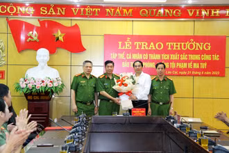 Chủ tịch Ủy ban nhân dân tỉnh Lào Cai Trịnh Xuân Trường trao thưởng cho Công an tỉnh Lào Cai đã triệt phá thành công, an toàn vụ án ma túy lớn. (Ảnh: QUỲNH TRANG)