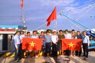 Bí thư Tỉnh ủy Lào Cai Đặng Xuân Phong trao tặng cờ Tổ quốc cho ngư dân ở Trường Sa.