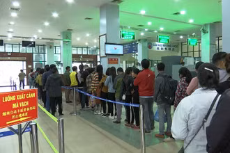 Làm thủ tục xuất, nhập cảnh cho du khách và cư dân biên giới qua Cửa khẩu đường bộ Hồ Kiều (Lào Cai).