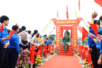 Vững bước dưới đài vinh quang, chiến sĩ lên đường nhập ngũ, bảo vệ Tổ quốc. 