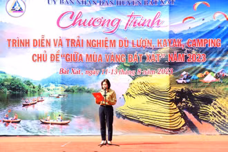 Lãnh đạo huyện Bát Xát (Lào Cai) khai hội dù lượn "Bay trên mùa vàng Bát Xát- 2023". (Ảnh: QUỐC HỒNG)