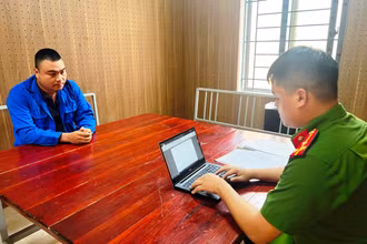 Đối tượng Lý Văn Linh tại cơ quan Công an. (Ảnh: THANH TUẤN)