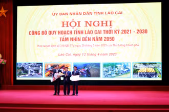 Thừa ủy quyền của Thủ tướng Chính phủ, Bộ trưởng Kế hoạch và Đầu tư Nguyễn Chí Dũng trao Quyết định phê duyệt Quy hoạch cho lãnh đạo tỉnh Lào Cai. (Ảnh: Quốc Hồng)