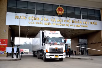 Từ ngày 1/11, thực hiện vận chuyển hàng hóa 2 chiều trên 1 phương tiện thông quan, tại cặp cửa khẩu Kim Thành (Việt Nam)-Bắc Sơn (Trung Quốc). (Ảnh: QUỐC HỒNG)