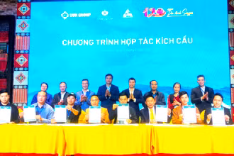 Các doanh nghiệp du lịch ký kết ưu đãi, giảm giá nhằm kích cầu du lịch Sa Pa trong năm 2023. (Ảnh: QUỐC HỒNG)