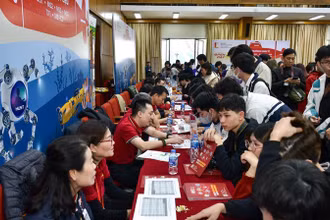 Các thầy giáo, cô giáo Đại học Bách khoa Hà Nội tư vấn tuyển sinh-hướng nghiệp cho học sinh. 