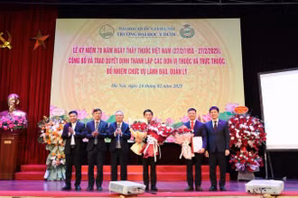 Phó Giám đốc thường trực Đại học Quốc gia Hà Nội Nguyễn Hiệu trao quyết định bổ nhiệm cho hai Phó Hiệu trưởng Trường đại học Y dược (Đại học Quốc gia Hà Nội).