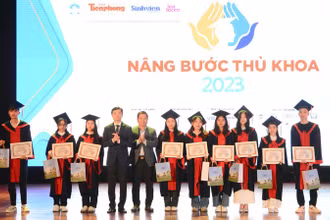 Các sinh viên thủ khoa, á khoa nhận học bổng "Nâng bước thủ khoa".