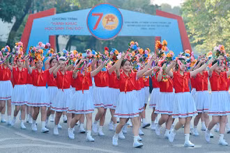 Học sinh Thủ đô diễu hành tại chương trình. (ẢNH: TRẦN HIỆP)