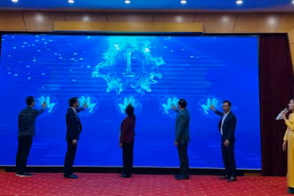 Các đại biểu Ban chỉ đạo sản xuất chương trình thực hiện nghi thức ra mắt chương trình truyền hình Khuyến học-Hành trình tri thức. 