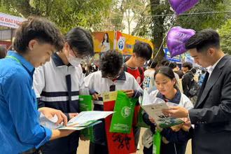 Học sinh tìm hiểu thông tin xét tuyển đại học tại Ngày hội tư vấn tuyển sinh-hướng nghiệp 2024.