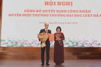 Thứ trưởng Tư pháp Đặng Hoàng Oanh trao Quyết định công nhận quyền Hiệu trưởng Trường đại học Luật Hà Nội cho Phó Giáo sư, Tiến sĩ Tô Văn Hòa.