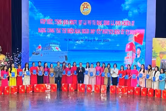 Giám đốc Sở Giáo dục và Đào tạo Hà Nội Trần Thế Cương tặng quà Tết tới cán bộ, giáo viên là vợ, người thân của chiến sĩ đang công tác tại biên giới, hải đảo. 