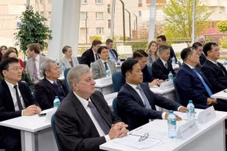 Giám đốc Đại học Quốc gia Hà Nội Lê Quân và Giám đốc học Quốc gia Quan hệ Quốc tế Moskva Anatoly Torkunov đồng chủ trì phiên khai mạc tại Moscow, Liên bang Nga. 