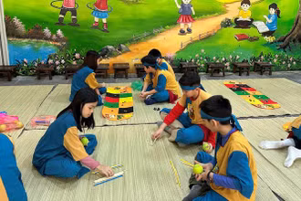 Học sinh Trường tiểu học Tràng An (Hoàn Kiếm, Hà Nội) chơi trò chơi dân gian. 