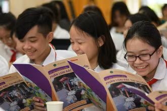 Các em học sinh hào hứng tham dự Hội nghị tập huấn phân loại rác. 