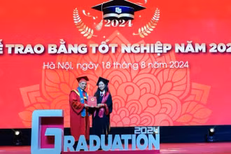 Hiệu trưởng Trường đại học Ngoại thương Phó Giáo sư, Tiến sĩ Bùi Anh Tuấn trao bằng tốt nghiệp cho thủ khoa tốt nghiệp Nguyễn Khánh Linh và các tân cử nhân. 