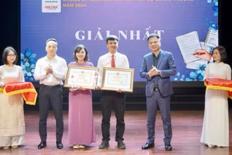 Ban tổ chức trao giải cho các tác phẩm đạt giải Nhất.