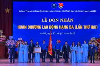 Đoàn thanh niên Cộng sản Hồ Chí Minh Trường đại học Sư phạm Hà Nội đón nhận Huân chương Lao động hạng ba lần thứ hai. (Ảnh: THÚY QUỲNH)