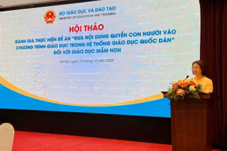 Phó Vụ trưởng Giáo dục mầm non, Bộ Giáo dục và Đào tạo Cù Thị Thủy phát biểu tại hội thảo. 