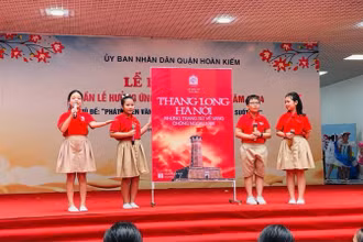 Học sinh Trường tiểu học Quang Trung giới thiệu cuốn sách Thăng Long-Hà Nội những trang sử vẻ vang chống ngoại xâm. 