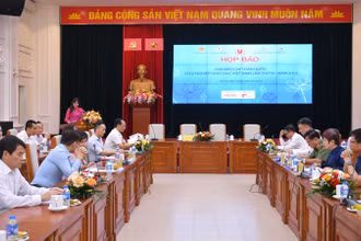 Các đại biểu tham dự buổi họp báo.