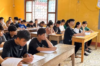 Học sinh lớp 12 Trường trung học phổ thông Chợ Mới (huyện Chợ Mới, tỉnh Bắc Kạn) trong giờ ôn tập trước kỳ thi. 