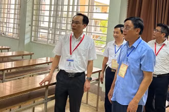 Thứ trưởng Giáo dục và Đào tạo Hoàng Minh Sơn kiểm tra công tác chuẩn bị tại điểm thi Trường trung học phổ thông Lương Ngọc Quyến (thành phố Thái Nguyên, tỉnh Thái Nguyên).
