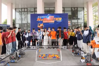 Các đội tuyển thuộc các trường trung học phổ thông trình diễn Robotics tại lễ khởi động cuộc thi. 