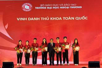 Hiệu trưởng Trường đại học Ngoại thương PGS, TS Bùi Anh Tuấn trao Giấy khen và Huy hiệu cho các thủ khoa toàn quốc trở thành tân sinh viên của trường năm 2023.