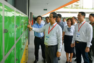Bộ trưởng Nguyễn Kim Sơn kiểm tra điểm thi đặt tại Trường trung học cơ sở Nguyễn Duy Hưng (Hà Nội).