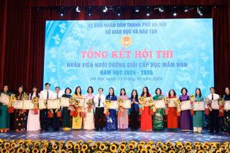 Thứ trưởng Bộ Giáo dục và Đào tạo Nguyễn Thị Kim Chi và Giám đốc Sở Giáo dục và Đào tạo Hà Nội Trần Thế Cương trao giấy khen cho các tập thể chỉ đạo xuất sắc hội thi. 