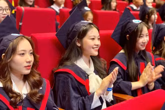 Sinh viên Trường đại học Mở Hà Nội tại lễ trao bằng tốt nghiệp năm 2024.