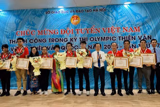 Giám đốc Sở Giáo dục và Đào tạo Hà Nội Trần Thế Cương trao giấy khen cho đoàn học sinh tham dự kỳ thi. 
