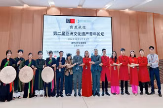 Việt Nam có đại diện là Trường đại học Hòa Bình tham dự với hai đội thi: nhóm Quan họ và nhóm Áo dài.