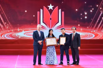Bộ trưởng Giáo dục và Đào tạo Nguyễn Kim Sơn và Hiệu trưởng Trường Đại học Anh Quốc Việt Nam (BUV) Raymond Gordon trao giải cho tác giả đạt giải Đặc biệt.