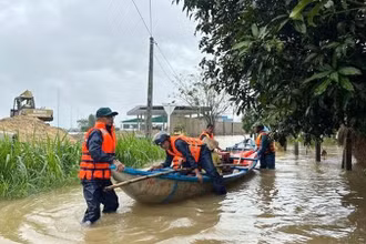 Lực lượng chức năng hỗ trợ người dân vùng bị ngập ở phường Phổ Minh, thị xã Ðức Phổ (Quảng Ngãi) trong đợt bão số 3. (Ảnh Cục Quản lý đê điều và phòng chống thiên tai) 