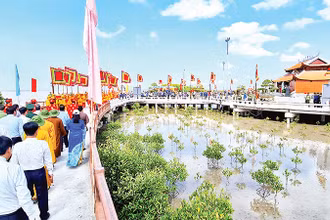 Ðông đảo người dân về dâng hương, dâng lễ tại khu Ðền thờ Quốc Tổ Lạc Long Quân và Quốc Mẫu Âu Cơ tại Khu du lịch Mũi Cà Mau. 