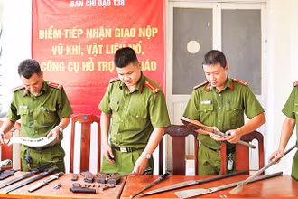 Lực lượng chức năng quận Gò Vấp (Thành phố Hồ Chí Minh) vận động, tiếp nhận nhiều vũ khí, công cụ hỗ trợ do người dân tự nguyện giao nộp. (Ảnh KIM SÁNG) 
