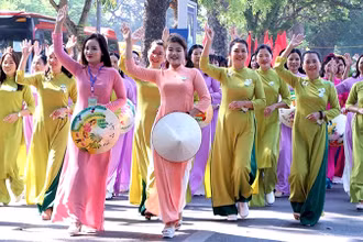 Chương trình Carnaval áo dài với chủ đề "Duyên dáng Áo dài Hà Nội". (Ảnh QUỲNH HOA) 