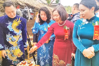Các đại biểu tham quan gian hàng giới thiệu sản phẩm tại Lễ hội Xôi Phú Thượng 2024. 