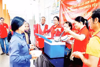 Những suất ăn miễn phí được Hội Chữ thập đỏ xã Cam Hiếu gửi đến bệnh nhân đang điều trị tại Trung tâm Y tế huyện Cam Lộ. 