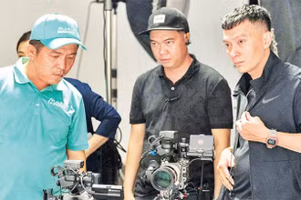 Đạo diễn Ngô Hòa (áo xanh) đi lên từ chuyên môn quay phim. (Ảnh Xứ Quảng Media) 