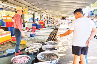 Chợ hải sản Hồ Tràm đã được chỉnh trang sạch đẹp, bán đúng giá niêm yết được nhiều du khách tới tham quan và mua hàng. 