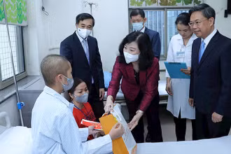 Bộ trưởng Y tế Ðào Hồng Lan thăm, trao quà tặng người bệnh tại Viện Huyết học-Truyền máu Trung ương. 