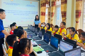 Buổi tập huấn "Hướng dẫn kỹ năng sử dụng tài liệu học tập, hỗ trợ thiếu nhi tương tác an toàn, sáng tạo, lành mạnh trên môi trường mạng" tại Trường tiểu học Trần Phú, thành phố Bắc Giang. (Ảnh HỒNG LOAN) 