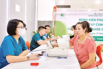 Chương trình khám sức khỏe sinh sản cho công nhân tại Khu công nghiệp Thạch Thất - Quốc Oai do Liên đoàn Lao động thành phố Hà Nội phối hợp với các đơn vị liên quan tổ chức. (Ảnh HÀ PHONG) 